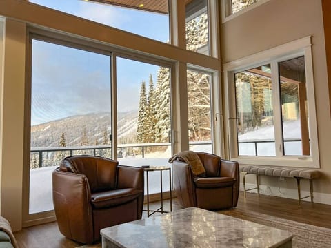 Aurora Ridge Chalet - Luxury Ski in/Ski out House