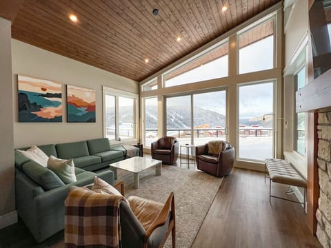 Aurora Ridge Chalet - Luxury Ski in/Ski out House