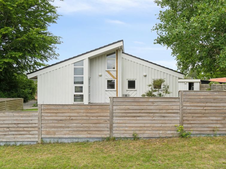 beske-130m-from-the-sea/