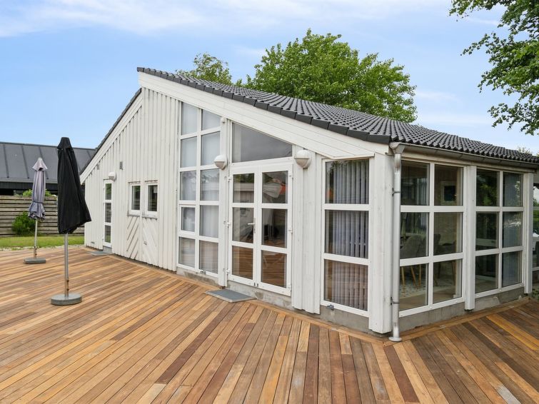 beske-130m-from-the-sea/