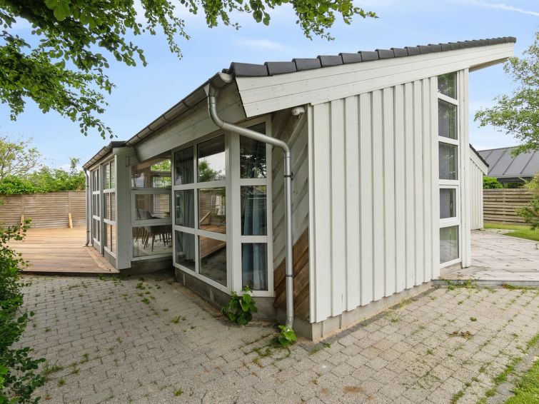 beske-130m-from-the-sea/