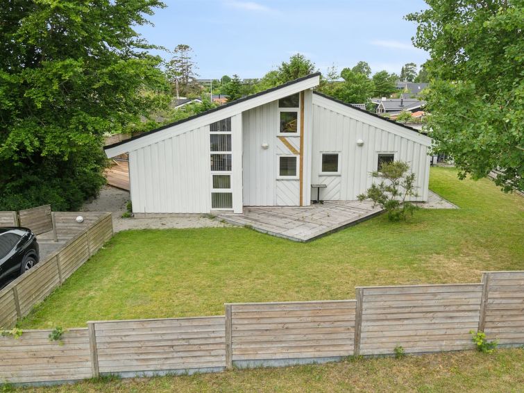 beske-130m-from-the-sea/