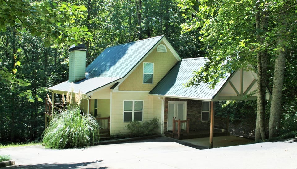 Front of Alemaigne Haus Cabin in Summer