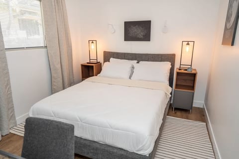Sleek 1BR NoHo Apt w/ Parking & EV Charger (p69)
