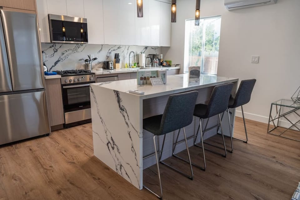 KITCHEN/DINING AREA -- View 3D Virtual Tour of the Property Here: https://tinyurl.com/yx6fs3zs