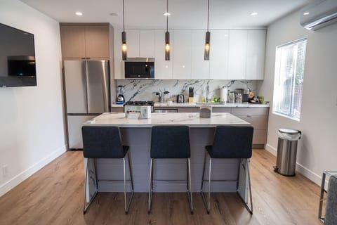 Sleek 1BR NoHo Apt w/ Parking & EV Charger (p69)
