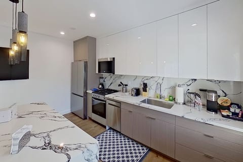 Sleek 1BR NoHo Apt w/ Parking & EV Charger (p69)