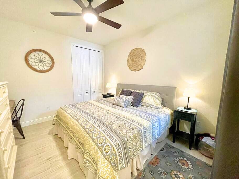 King bed, bureau, desk