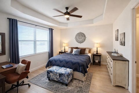 2 Bedroom / 2 bath condo Central Location walk to Restaurants and Shops