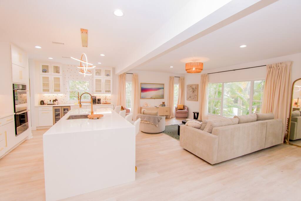 modern-luxury-or-fenced-or-pet-friendly/
