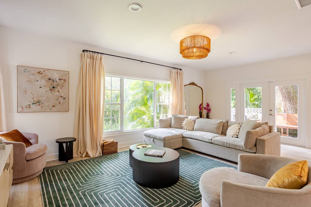 modern-luxury-or-fenced-or-pet-friendly/