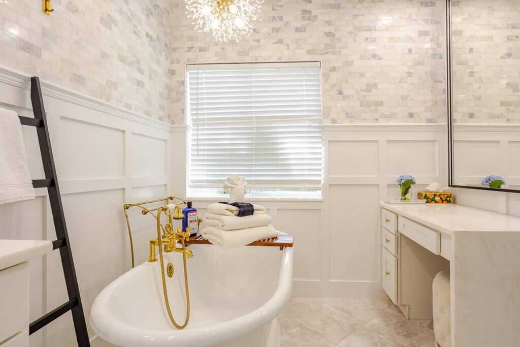 modern-luxury-or-fenced-or-pet-friendly/