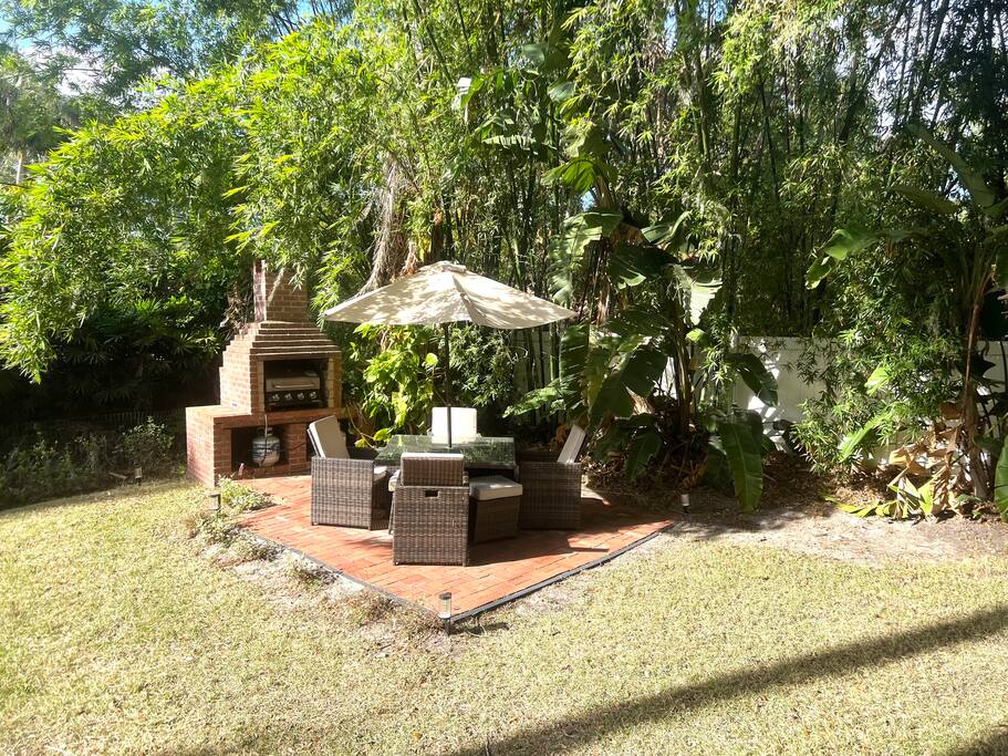modern-luxury-or-fenced-or-pet-friendly/