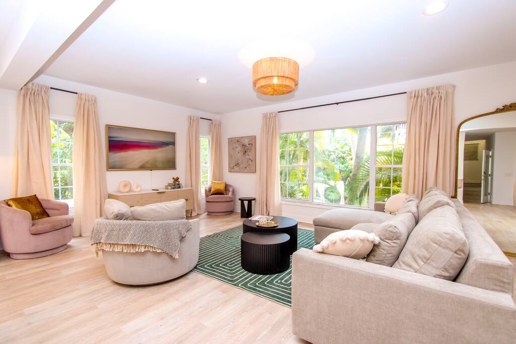 modern-luxury-or-fenced-or-pet-friendly/