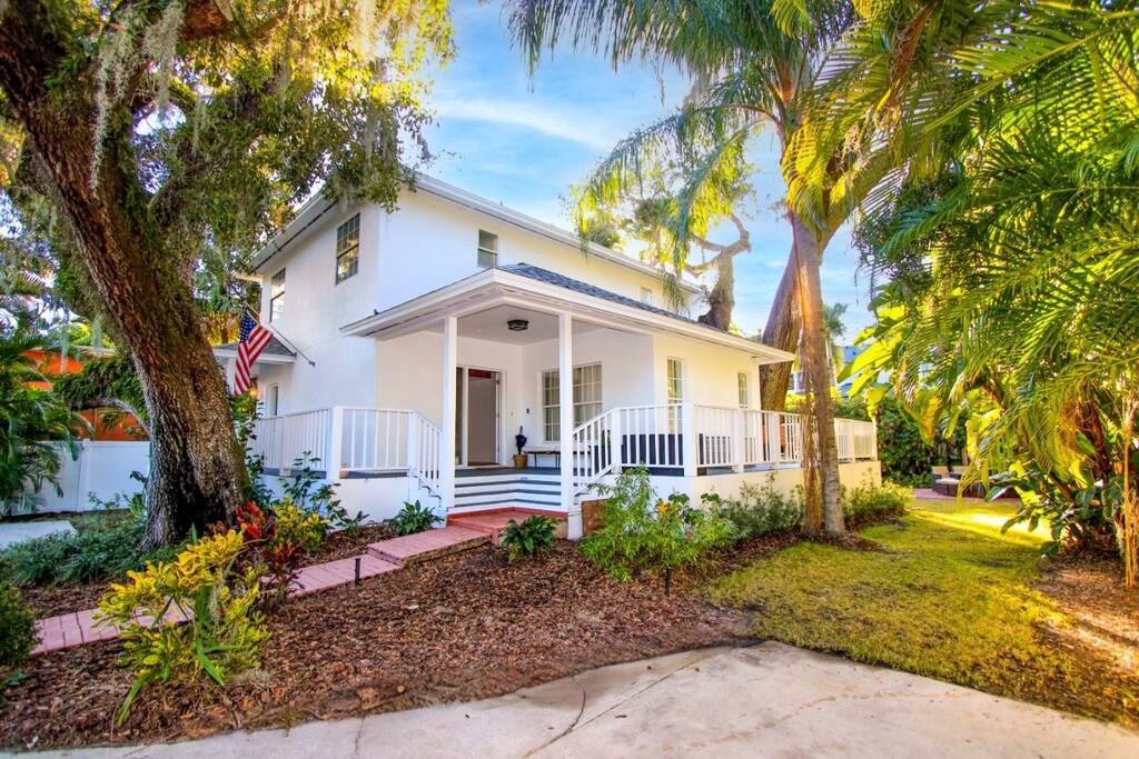 modern-luxury-or-fenced-or-pet-friendly/