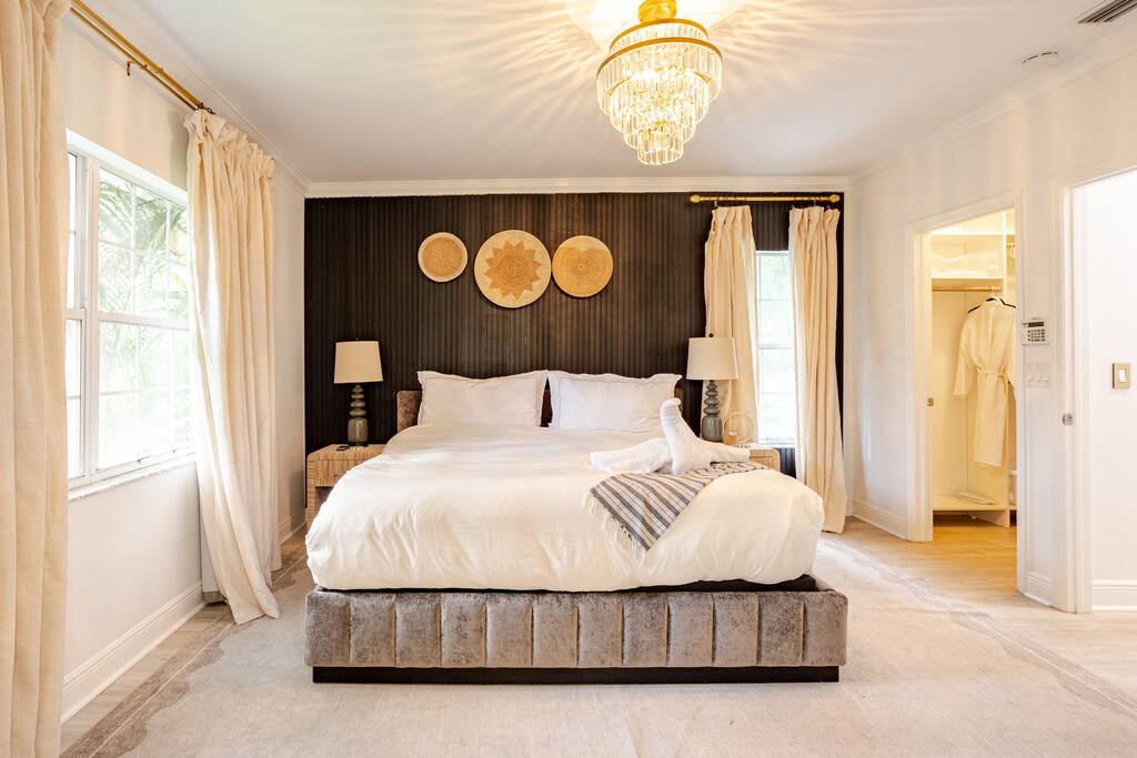 modern-luxury-or-fenced-or-pet-friendly/
