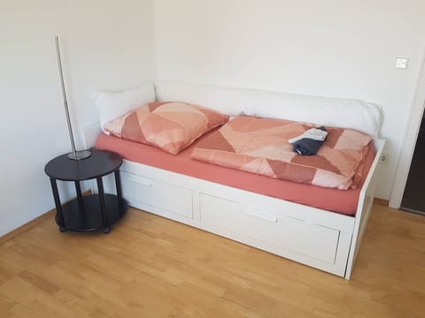 Bei Buchung für 1 Person als Einzelbett, bei Buchung für 2 Personen als ausgezogenes Doppelbett mit 2 Matratzen.