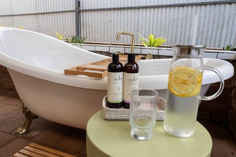 The luxury outdoor bath adds a little slice of heaven to your holiday