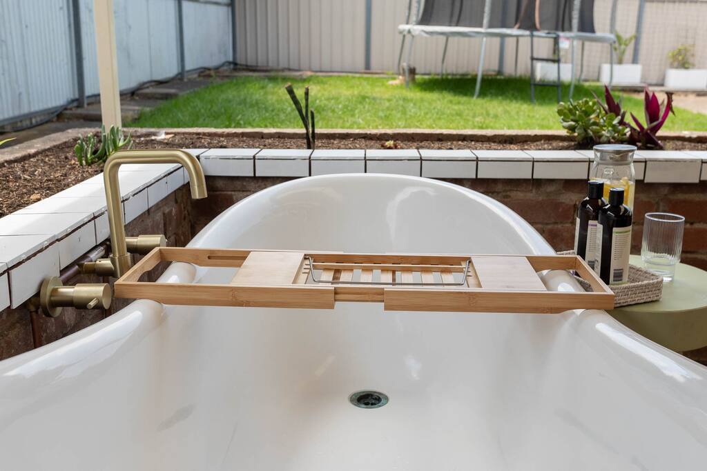 Luxury outdoor bath - Family friendly - Outdoor bath/trampoline &more - Carrickalinga