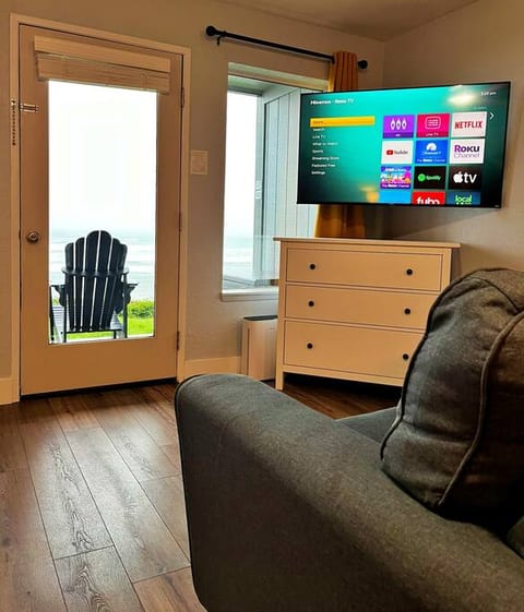 1st floor Oceanfront with hot-tub, king bed & AC