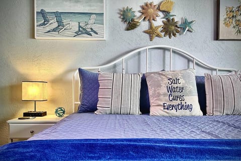 1st floor Oceanfront with hot-tub, king bed & AC