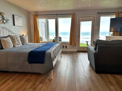 1st floor Oceanfront with hot-tub, king bed & AC