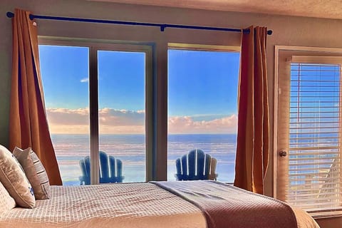 1st floor Oceanfront with hot-tub, king bed & AC