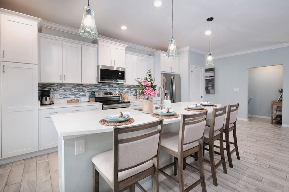 Gourmet open concept kitchen w upgraded appliances - cook your fave recipes!
