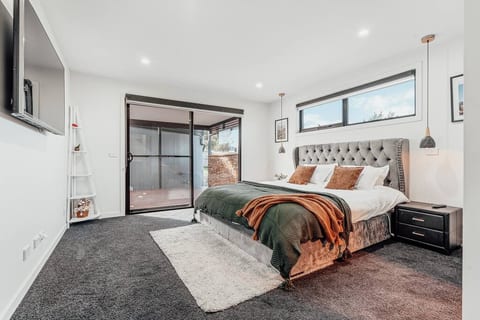 4BR: Mountain and Water Views, in Sorell, Tasmania