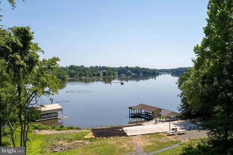 Family-sized Lakehouse | Hot Tub, Sauna, Game room