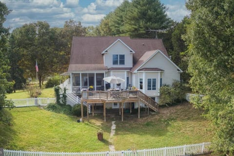 Family-sized Lakehouse | Hot Tub, Sauna, Game room