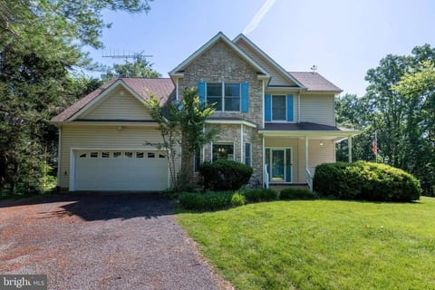 Family-sized Lakehouse | Hot Tub, Sauna, Game room