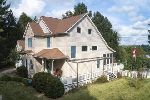 Family-sized Lakehouse | Hot Tub, Sauna, Game room