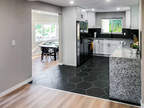 Hot Tub, Garage, 2 x Kitchens, 3 x Bath