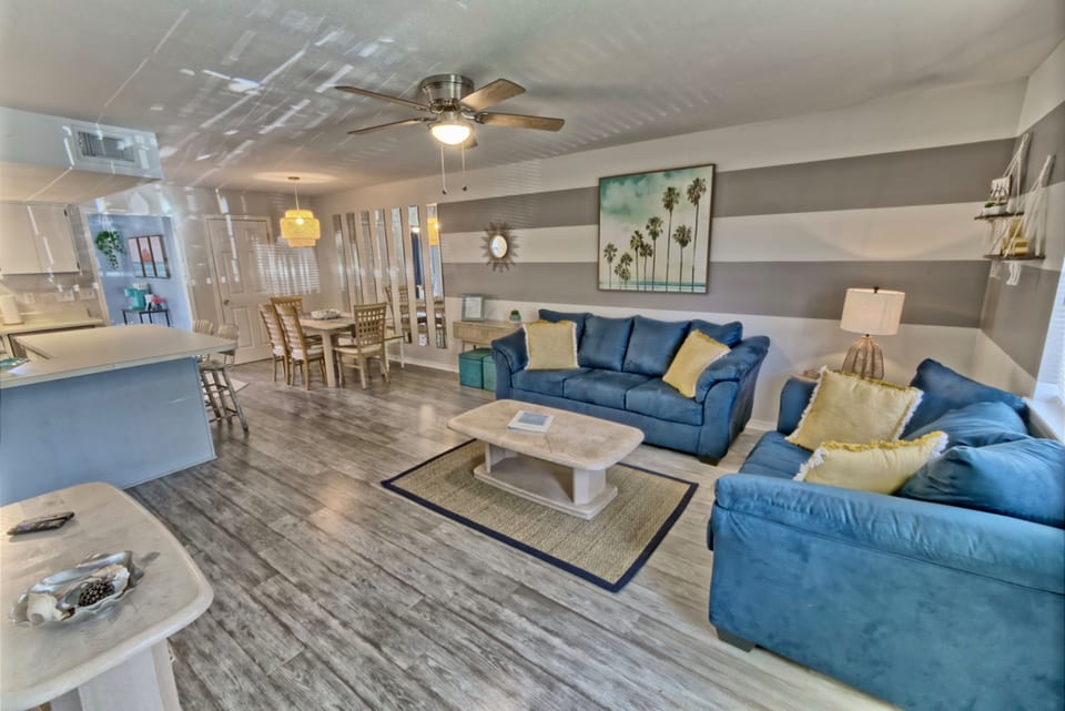 Heart of PCB! 7 min walk to beach & steps to pool! - Panama City Beach