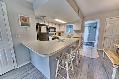 Heart of PCB! 7 min walk to beach & steps to pool!