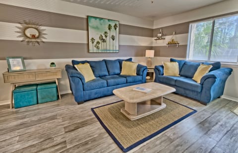 Heart of PCB! 7 min walk to beach & steps to pool!