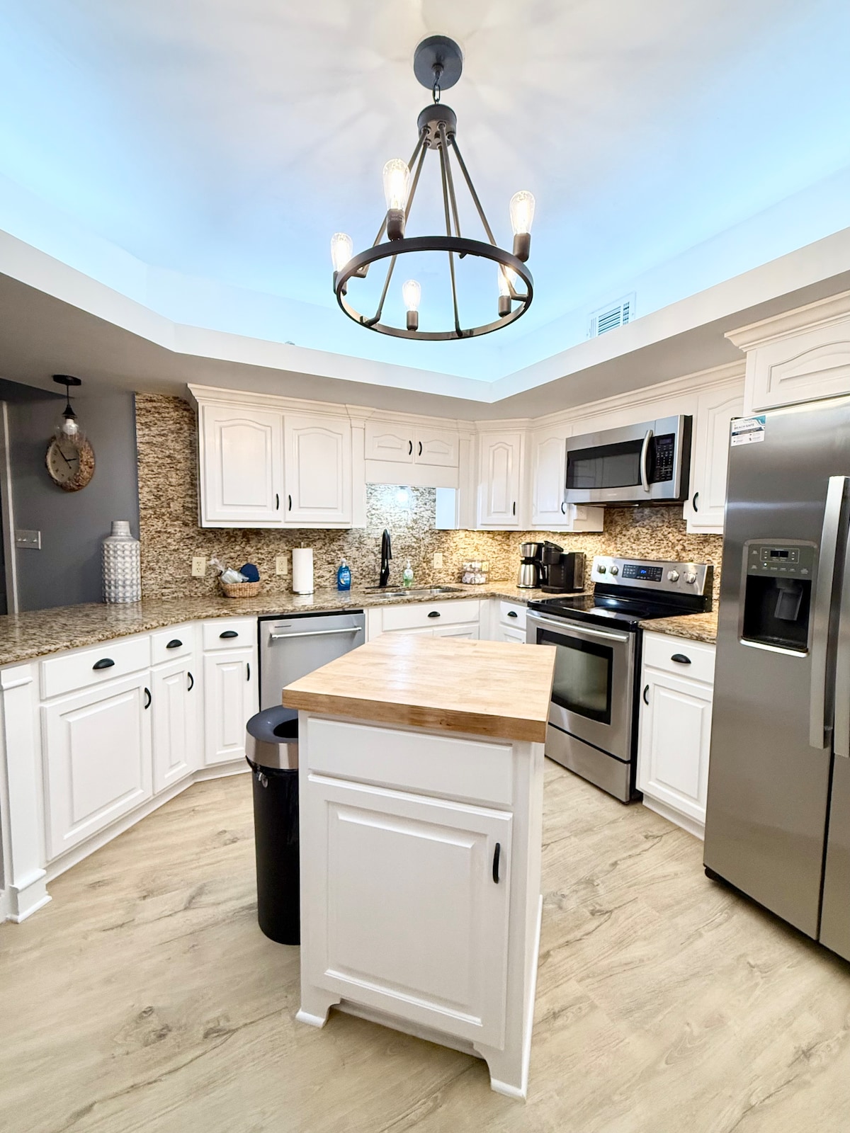 newly-renovated-3br-2ba-huge-balcony/