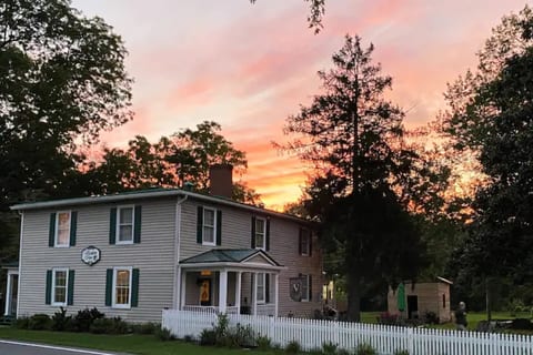 Vaiden Inn - Rent the inn, 4 beds, kitchenette