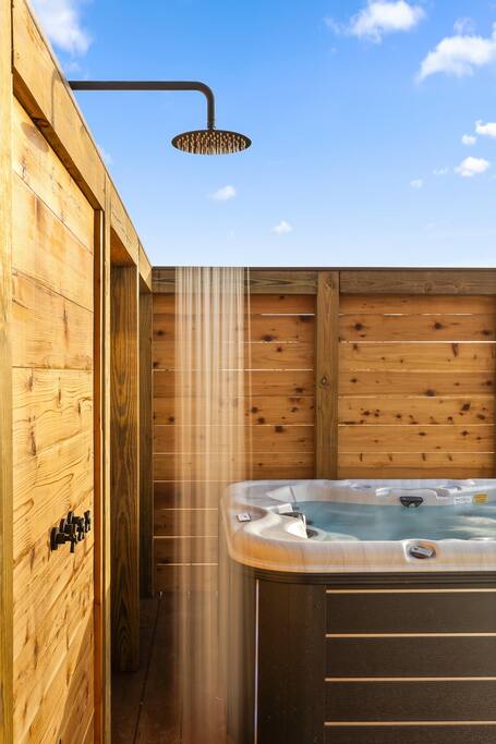 Shower and hot tub - New! Mntn Studio: Stunning Views, Hot Tub & Trails - Old Fort