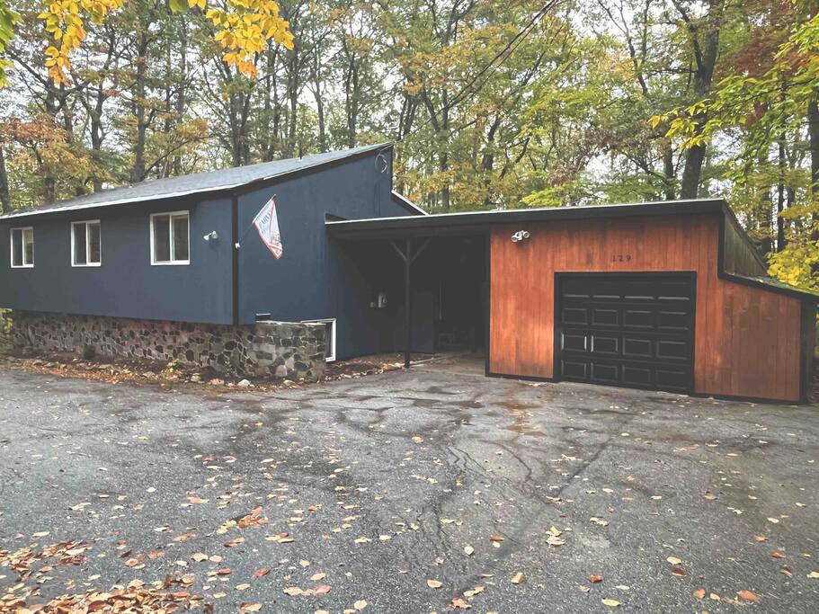 Front of the house and circular driveway - 4 Season Heated PoolSleeps16 SwimSkiTubeShop Relax - North Conway