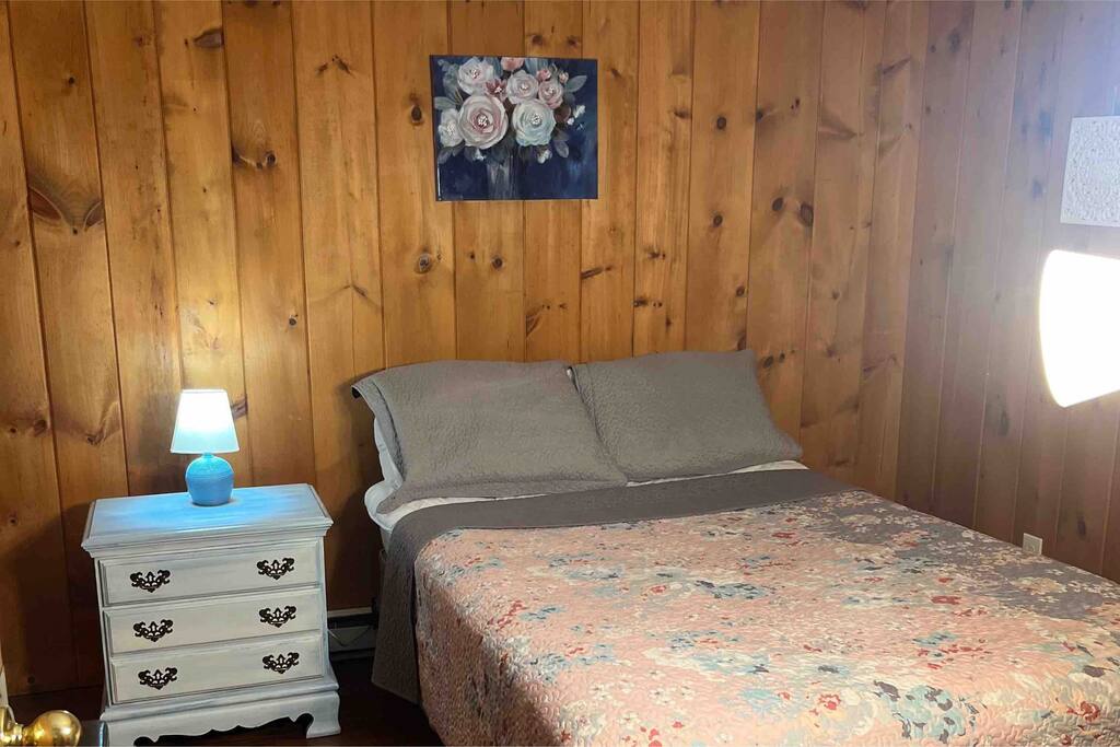 Lower level bedroom no 5 - 4 Season Heated PoolSleeps16 SwimSkiTubeShop Relax - North Conway