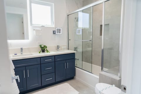 Sleek Modern 2+BR Built 2023 Office Bonus Room p64