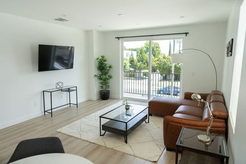 Sleek Modern 2+BR Built 2023 Office Bonus Room p64