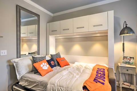 Studio | Queen Murphy Bed | Linens Provided