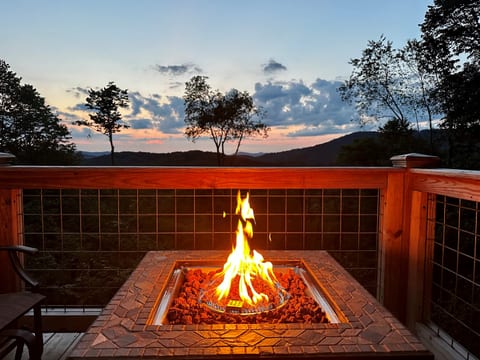 This could be your perfect evening: Enjoying a spectacular sunset while staying cozy next to the fire with your friends and family.