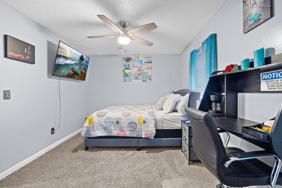 Room 1 of 2 with Large Swivel 55" Smart Tv, free Netflix, Philo, Roku tv, Wi-Fi, Coffee, Central Air, Window A/C unit as well, and ceiling fan.