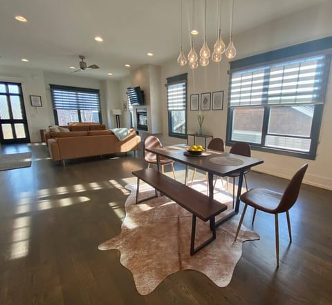 Luxury 3 story SFH w/ all amenities. Rooftop deck!