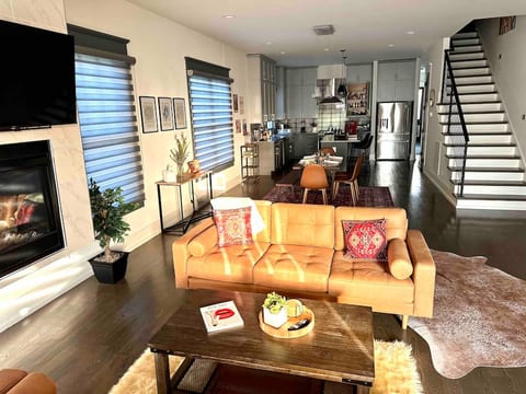 Luxury 3 story SFH w/ all amenities. Rooftop deck!