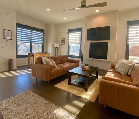 Luxury 3 story SFH w/ all amenities. Rooftop deck!